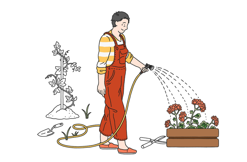 En person i röda hängselbyxor som vattnar en blomlåda med en vattenslang