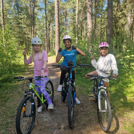 Tre tjejer på cykel 