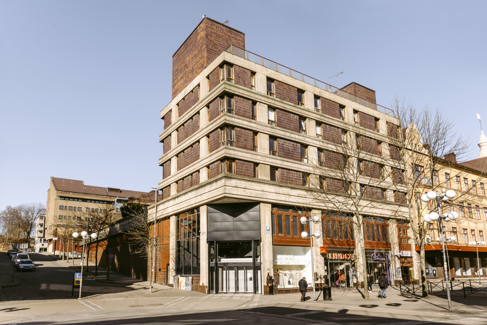 Stadsvy av en del i ett shoppingcentrum