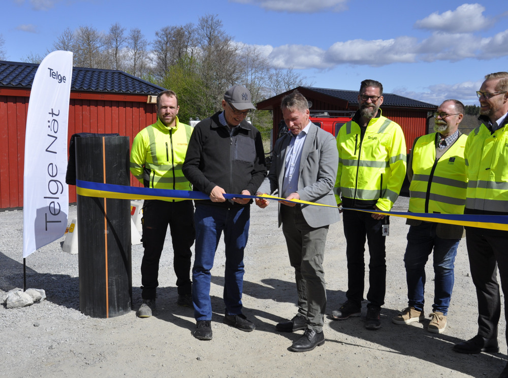 En grupp män som står bredvid varandra och håller i ett band.