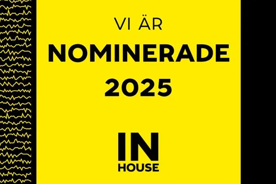En gul skylt med texten "Vi är nominerade".