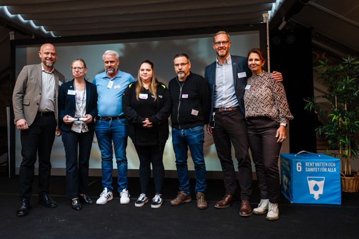 En grupp människor som står bredvid varandra.