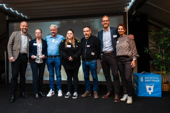 En grupp människor som står bredvid varandra.
