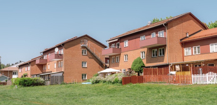 En rad med hus på en gräsbevuxen kulle