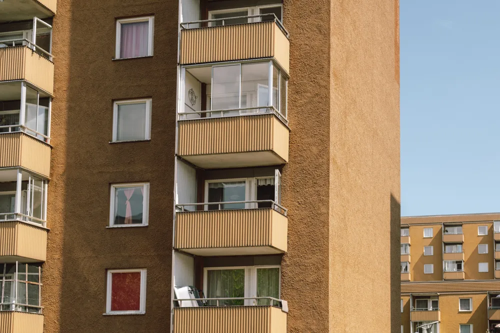 Några höga hyresfastigheter som står bredvid varandra.