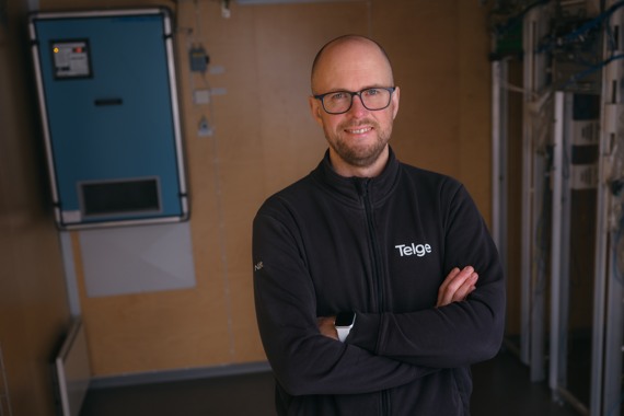 En man som står i ett rum med massor av kablar