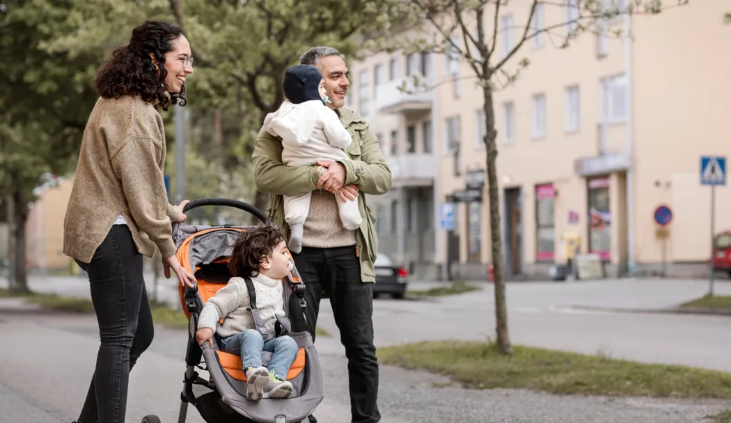 En kvinna, man och två barn är ute och promenerar.