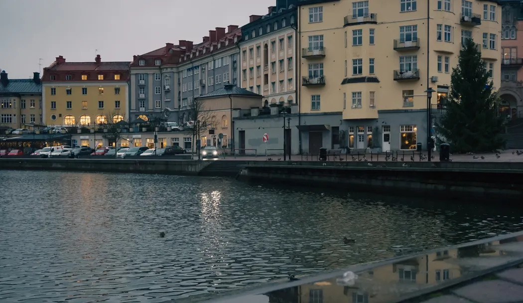 Ett vattendrag bredvid en rad byggnader.