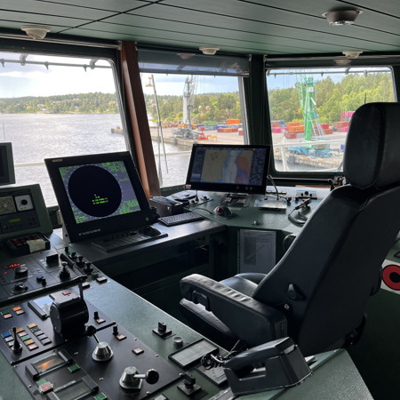 Ett kontrollrum med flera monitorer och annan utrustning.