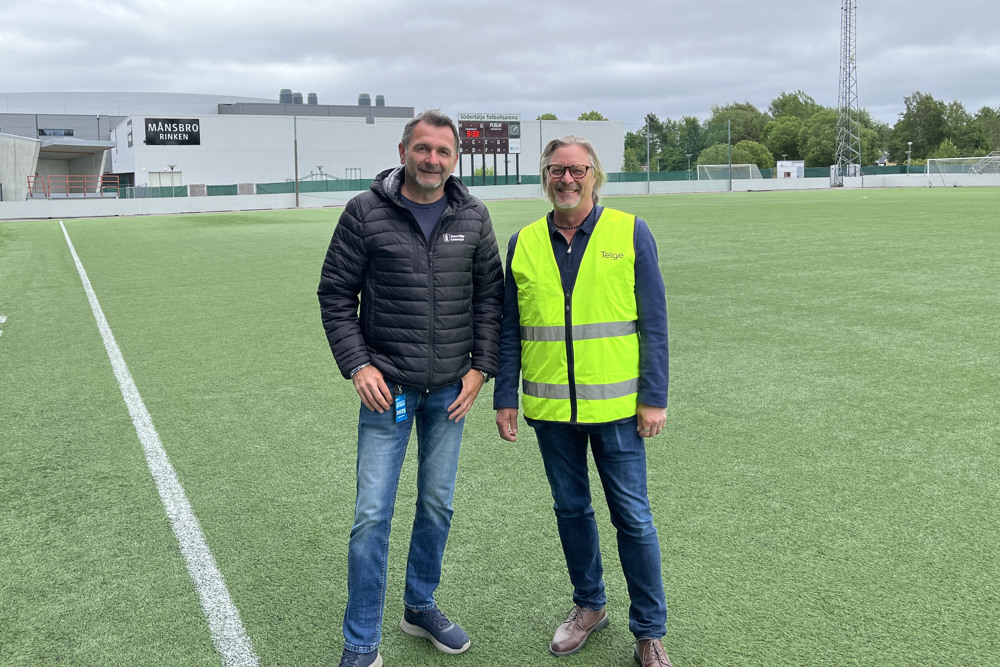 Några män som står på toppen av en fotbollsplan.