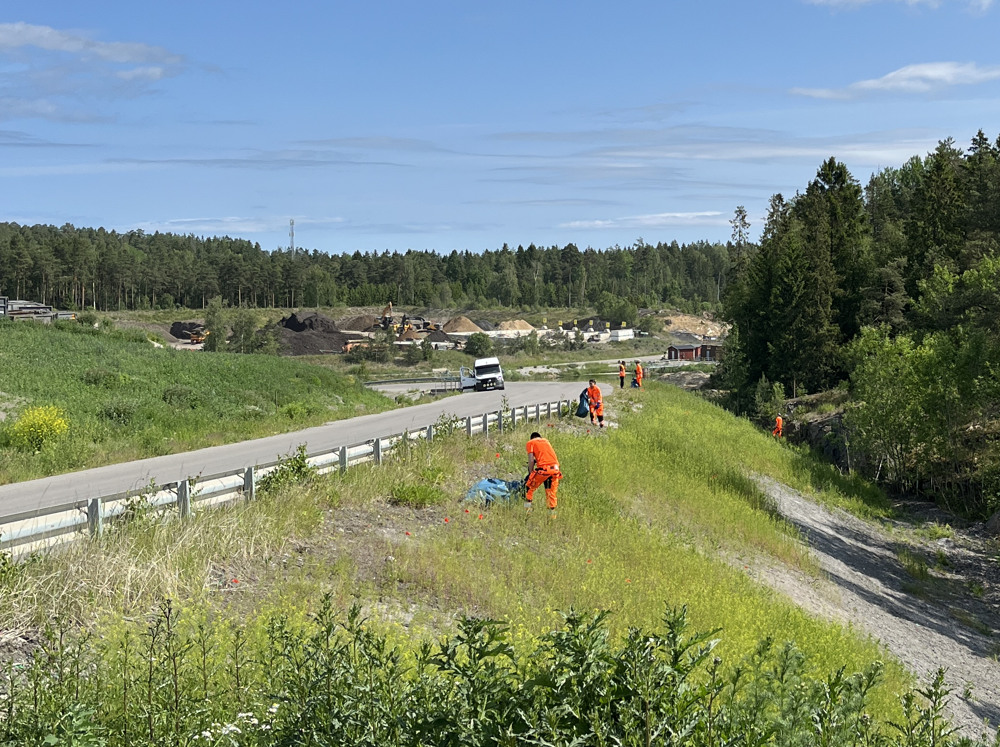 Några människor som går längs en grusväg.
