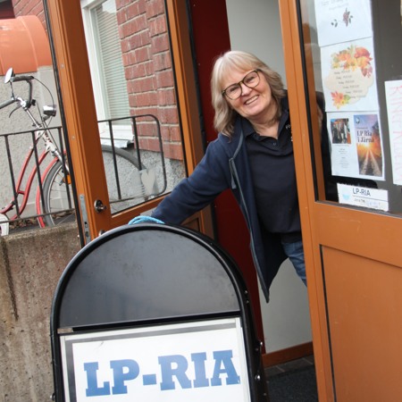 Kvinna utanför ingången till LP Ria i Järna