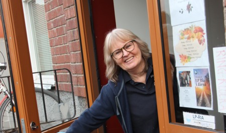Kvinna utanför ingången till LP Ria i Järna