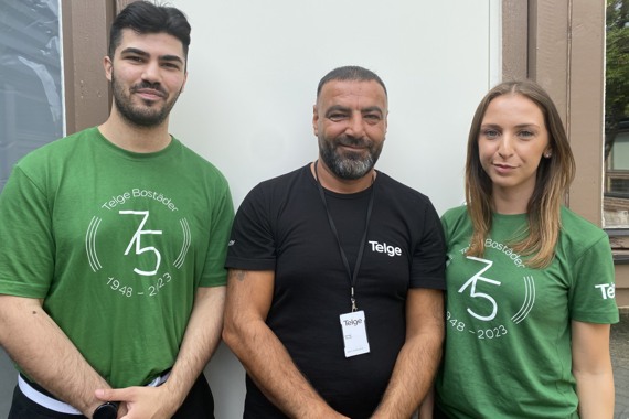 Jimmy Kride, George Yacoub och Emma Samoiel på Telge Bostäder jobbar med feriearbetarna 2023