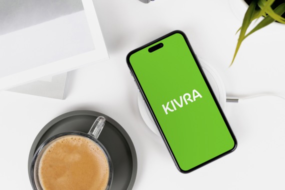 En mobiltelefon med texten "Kivra" på displayen. 