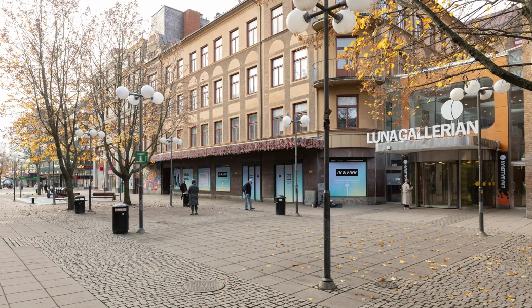 En gata i en stad med en rad byggnader.