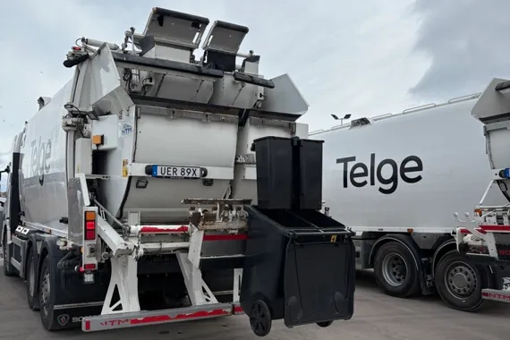 En stor sopbil parkerad på en parkeringsplats.