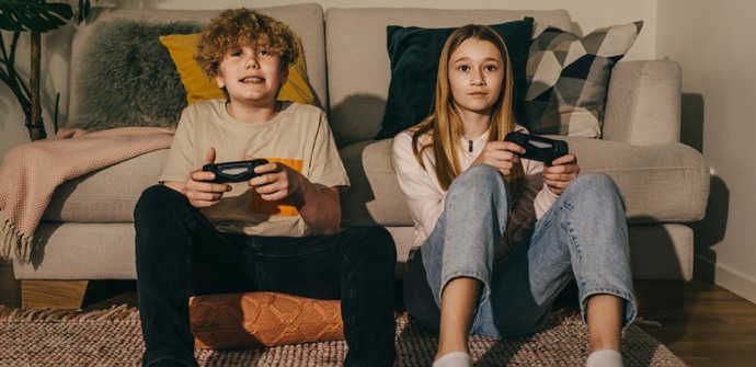 Två ungdomar som spelar tv-spel