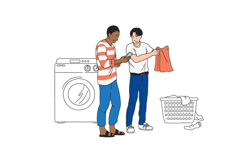 Illustration av två unga män som står i en tvättstuga, en tittar i mobilen och en tar hand om tvätt
